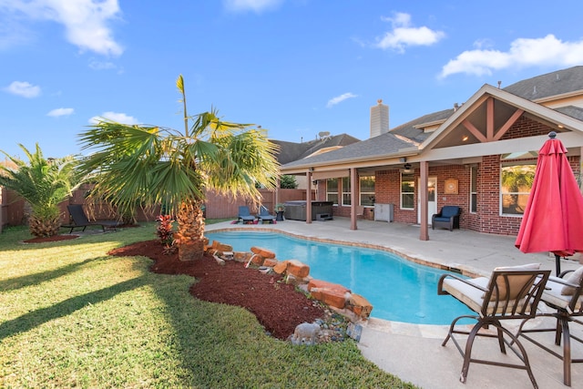 view of swimming pool with a patio area, a jacuzzi, a yard, and ceiling fan