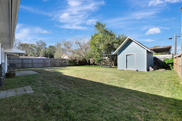 view of yard with a shed