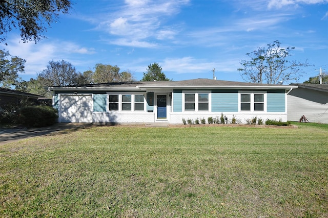 ranch-style home featuring a front lawn