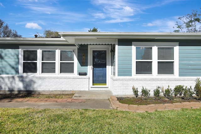 entrance to property with a yard