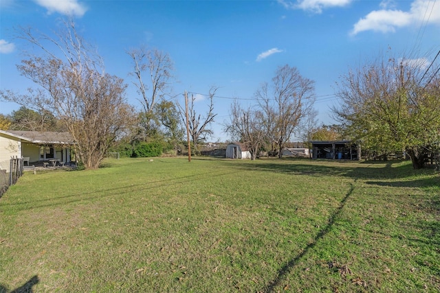 view of yard featuring a storage shed