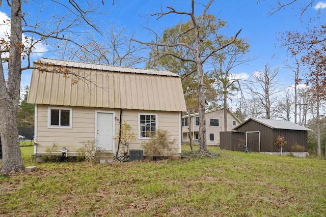 exterior space with a yard