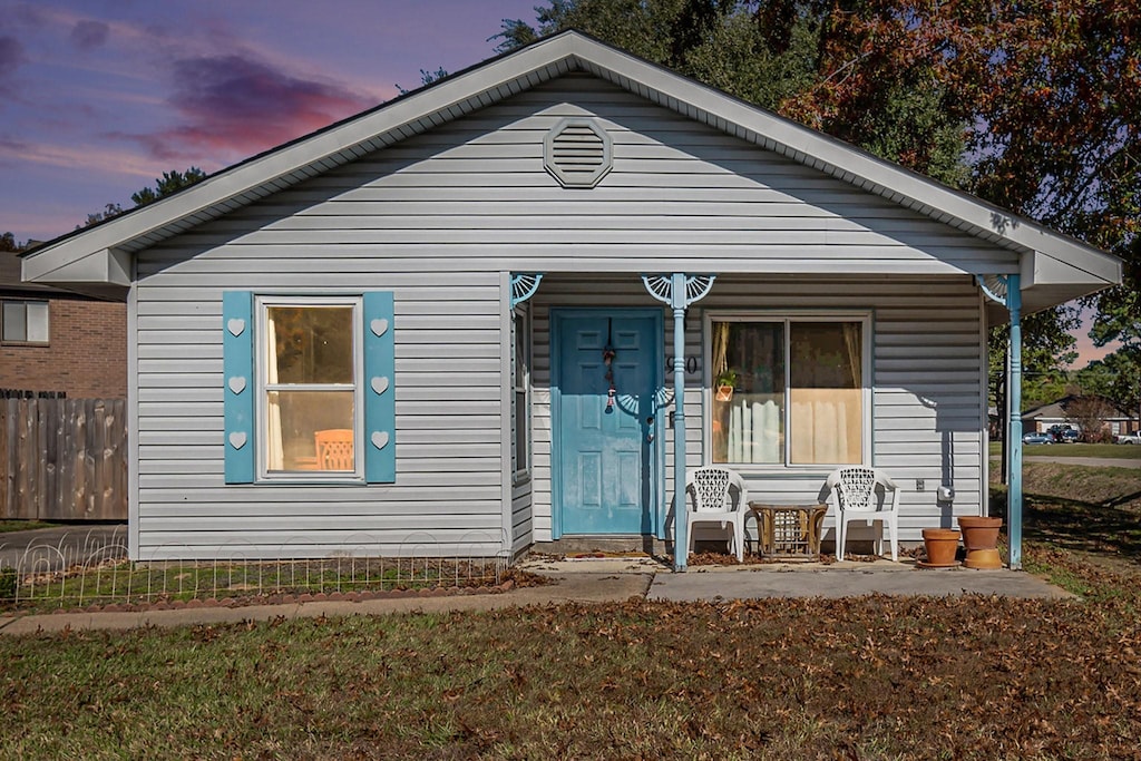 bungalow featuring a porch