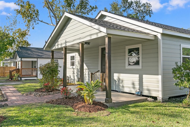 view of front of property featuring covered porch and a front yard