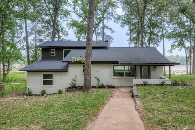 view of front of home featuring a porch and a front yard