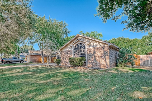 view of front facade featuring a front yard