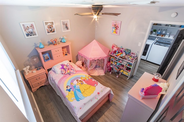 bedroom featuring hardwood / wood-style flooring, washer and clothes dryer, and ceiling fan