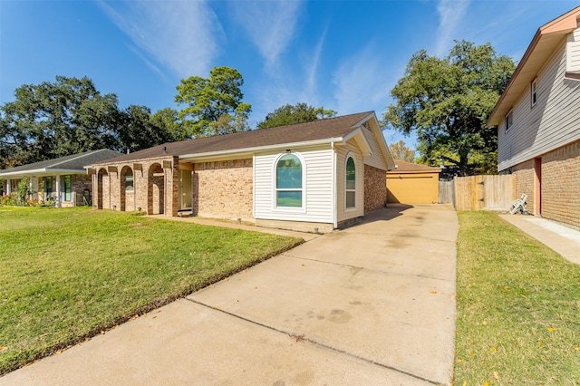 ranch-style house featuring a front lawn and a garage