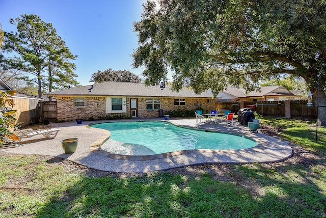 view of swimming pool featuring a patio