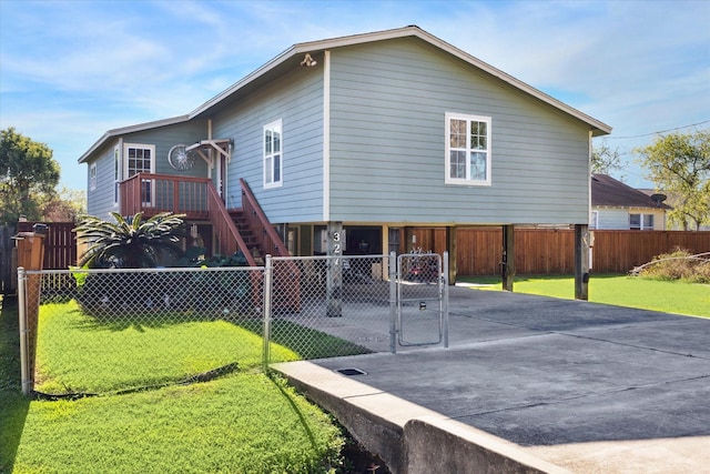 view of front of home featuring a front yard