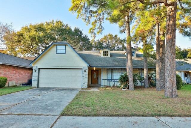 view of front of house featuring a front lawn and a garage