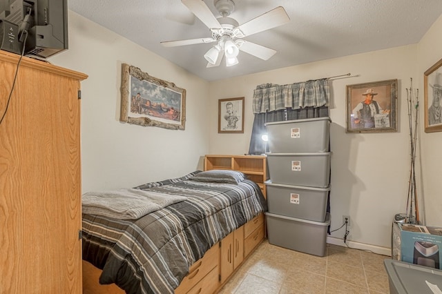 bedroom featuring ceiling fan and a textured ceiling