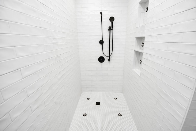 bathroom featuring tiled shower