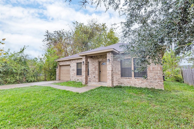 view of front of home featuring a front lawn and a garage