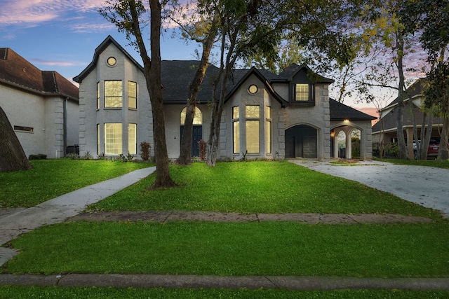 view of front of house featuring a yard