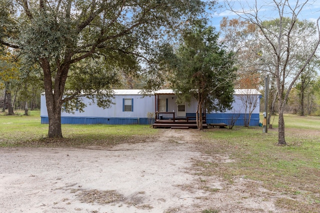 manufactured / mobile home featuring a front yard