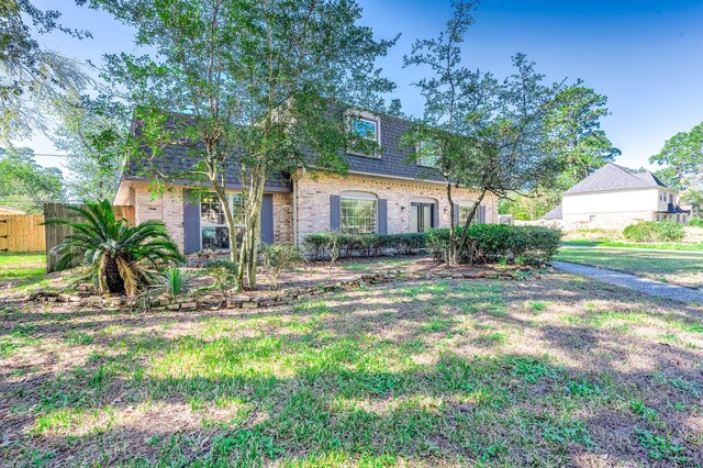 view of front of property featuring a front lawn