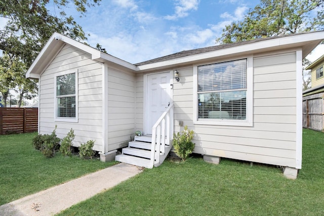 view of front of house featuring a front lawn