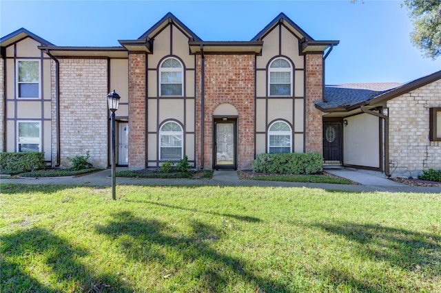 view of front of home featuring a front lawn