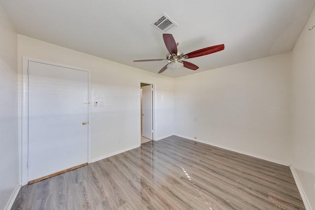 unfurnished bedroom featuring ceiling fan, light wood-type flooring, and a closet