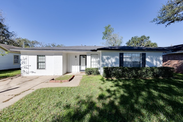 single story home featuring a front lawn