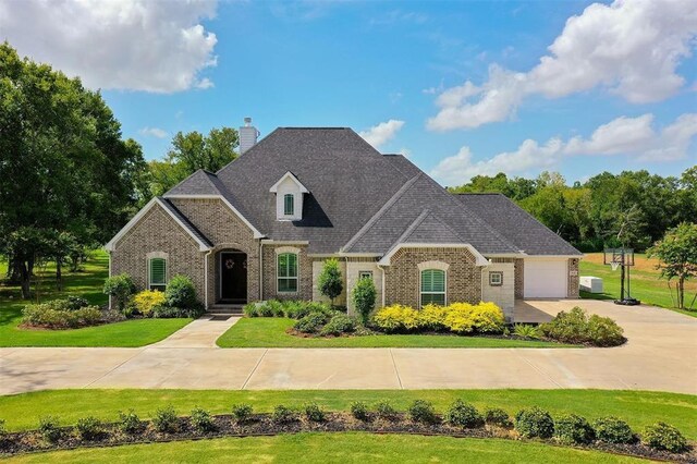 view of front of house featuring a garage and a front yard