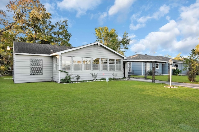 single story home featuring a front yard