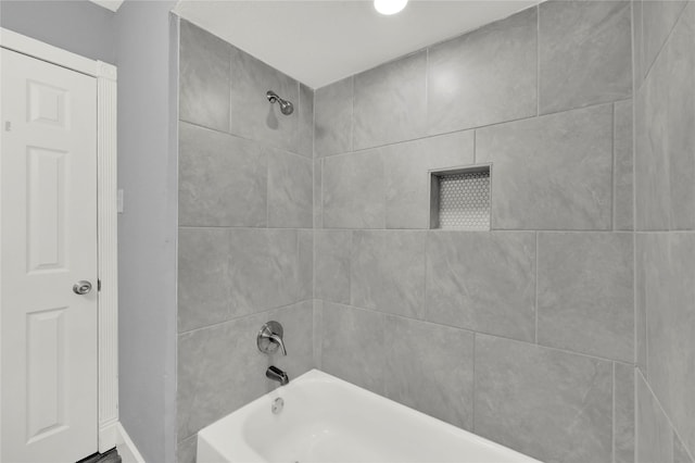 bathroom featuring tiled shower / bath