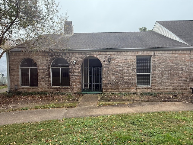 view of front facade with a front yard