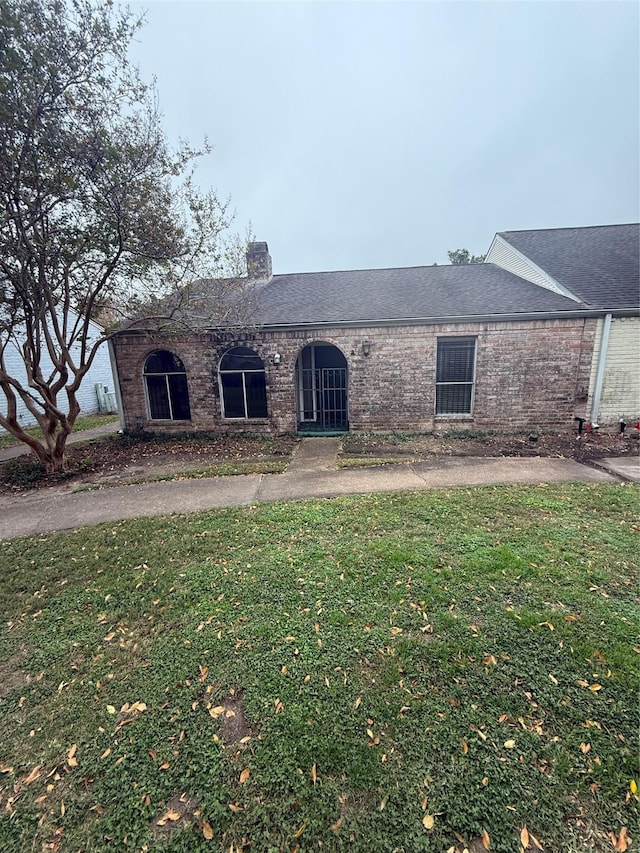 view of front facade featuring a front lawn