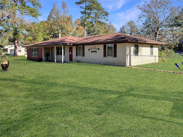 ranch-style house featuring a front yard