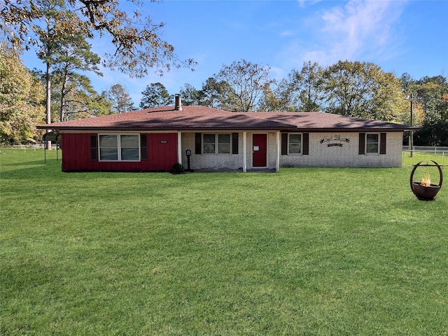 single story home with a front yard