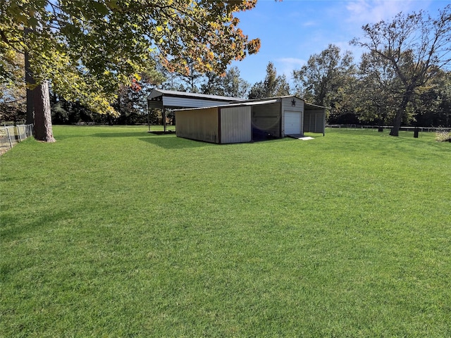 view of yard with an outbuilding