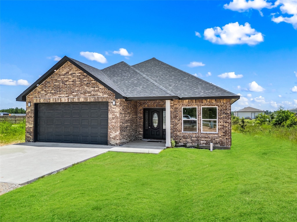 view of front facade featuring a garage and a front lawn