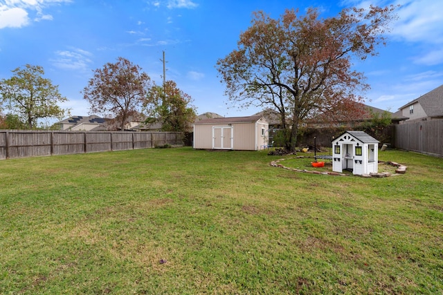 view of yard featuring a shed