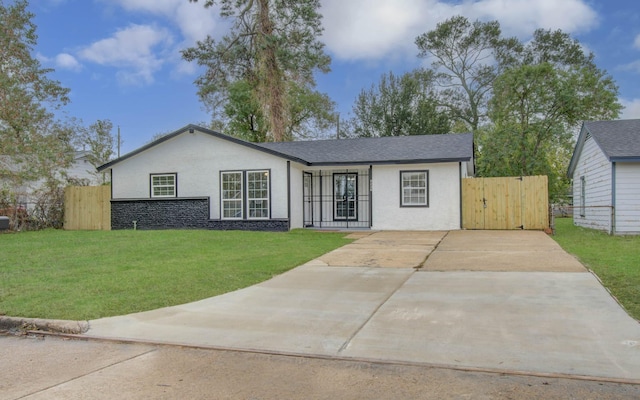 ranch-style home featuring a front yard