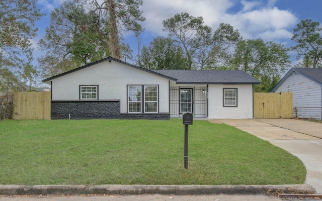 ranch-style house featuring a front lawn