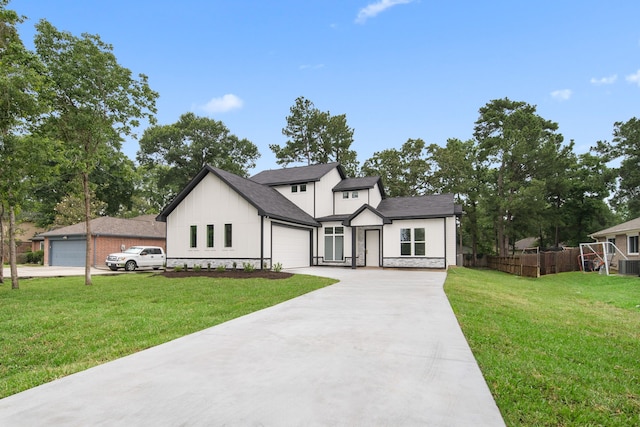 view of front of home featuring a garage and a front yard