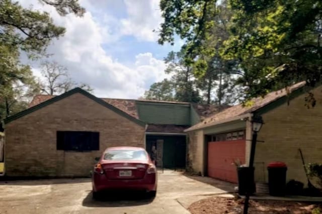 711 N Hyannis Port St, Crosby, TX 77532 - view of side of home featuring driveway and a garage