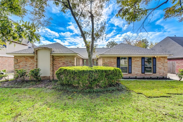 ranch-style home featuring a front lawn