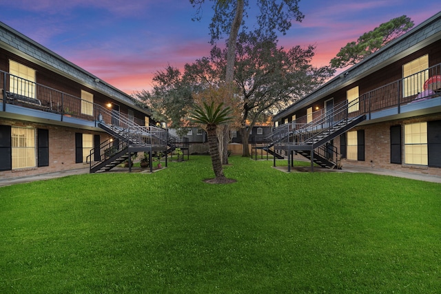 view of yard at dusk