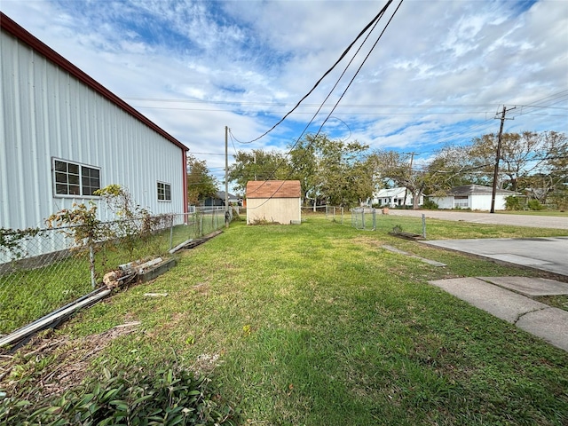 view of yard featuring a storage shed