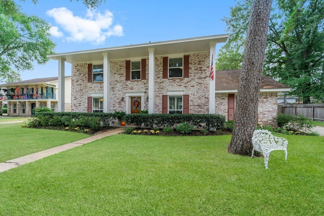 view of front of home featuring a front yard