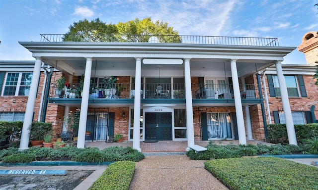 view of front facade featuring a balcony