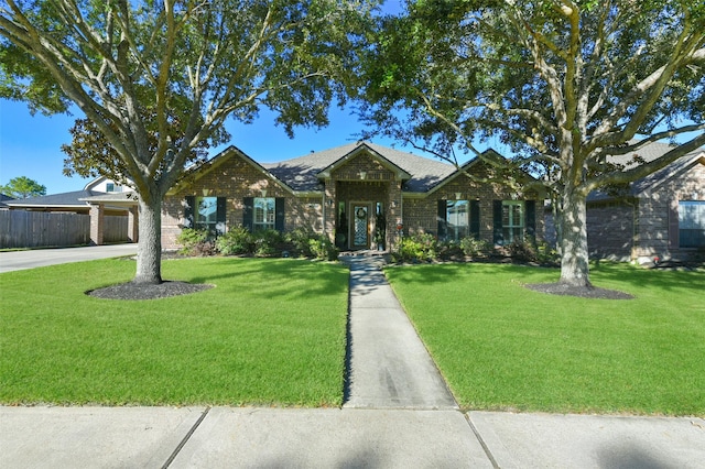 single story home with a front lawn