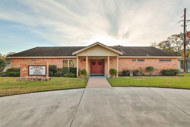 ranch-style house featuring a front yard