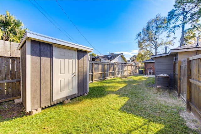 view of yard featuring a storage shed