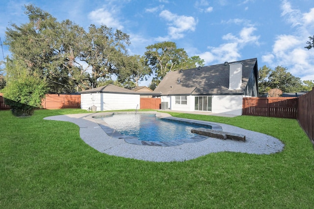 view of pool featuring a yard