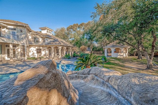 view of swimming pool