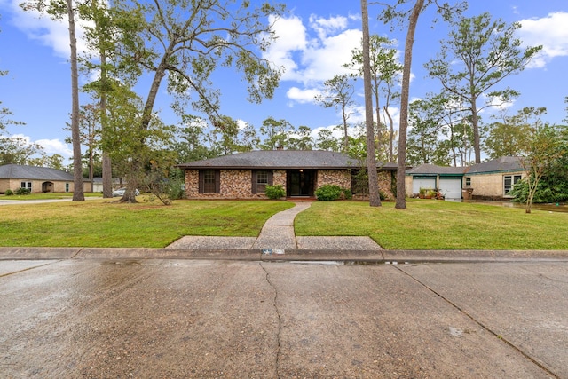 ranch-style home featuring a front lawn